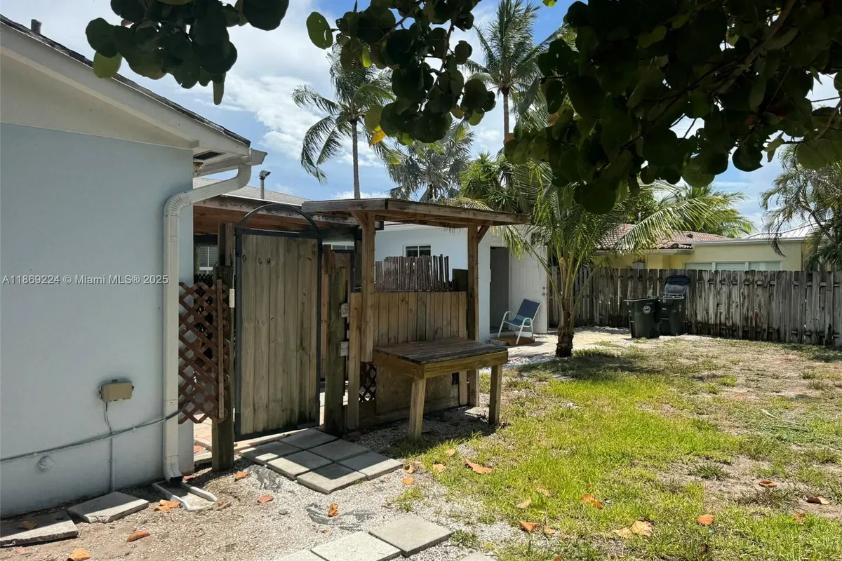 121 Linda Ln, Palm Beach Shores FL 33404