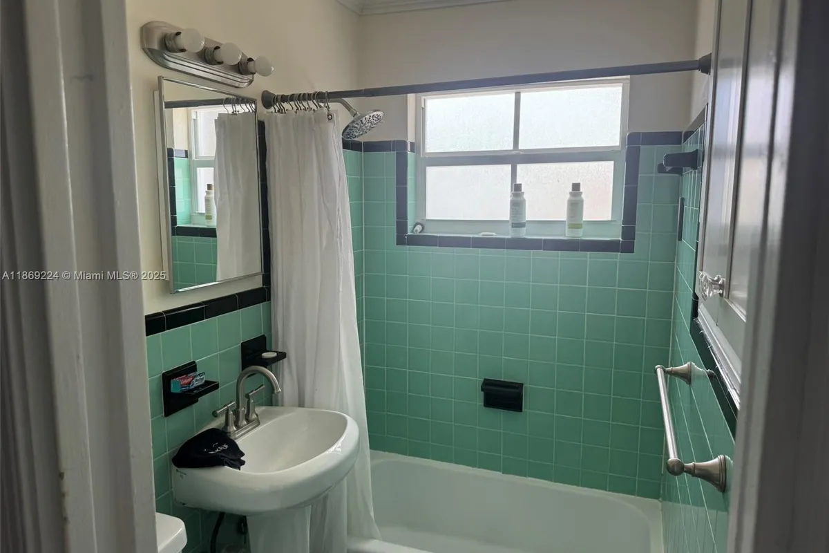 121 Linda Ln, Palm Beach Shores FL 33404