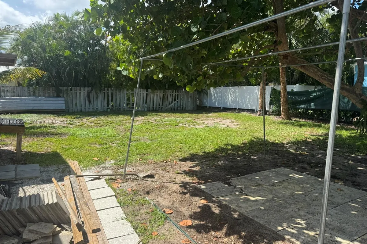 121 Linda Ln, Palm Beach Shores FL 33404