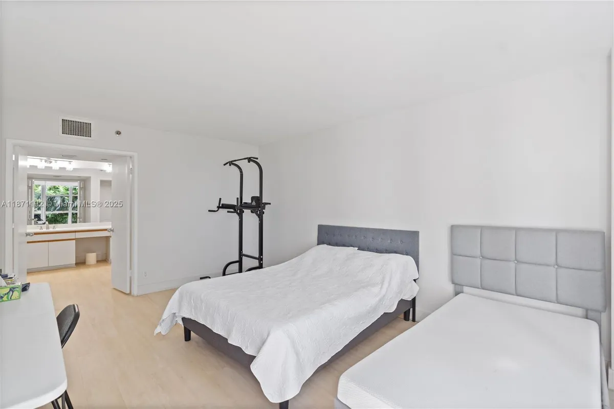 3600 Mystic Pointe Dr # 215, Aventura FL 33180