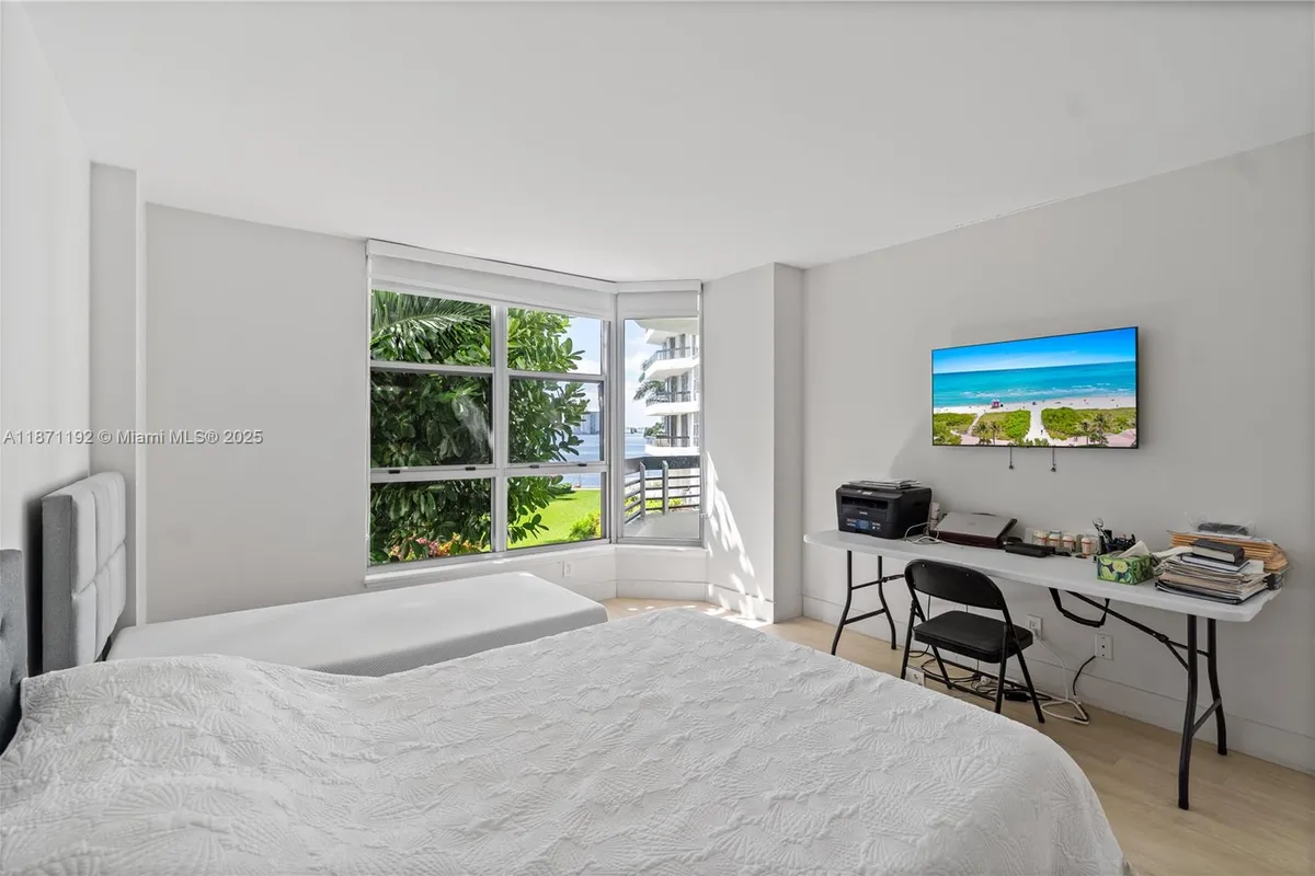 3600 Mystic Pointe Dr # 215, Aventura FL 33180