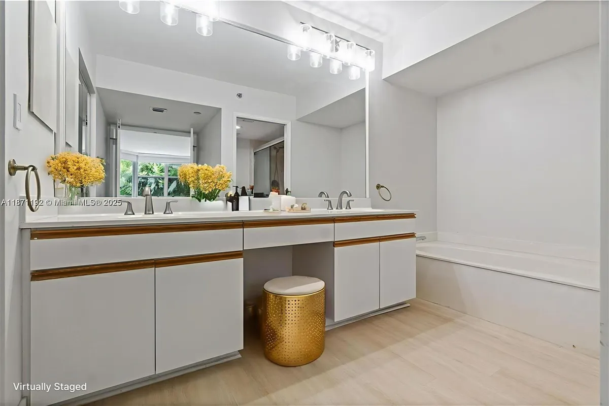 3600 Mystic Pointe Dr # 215, Aventura FL 33180