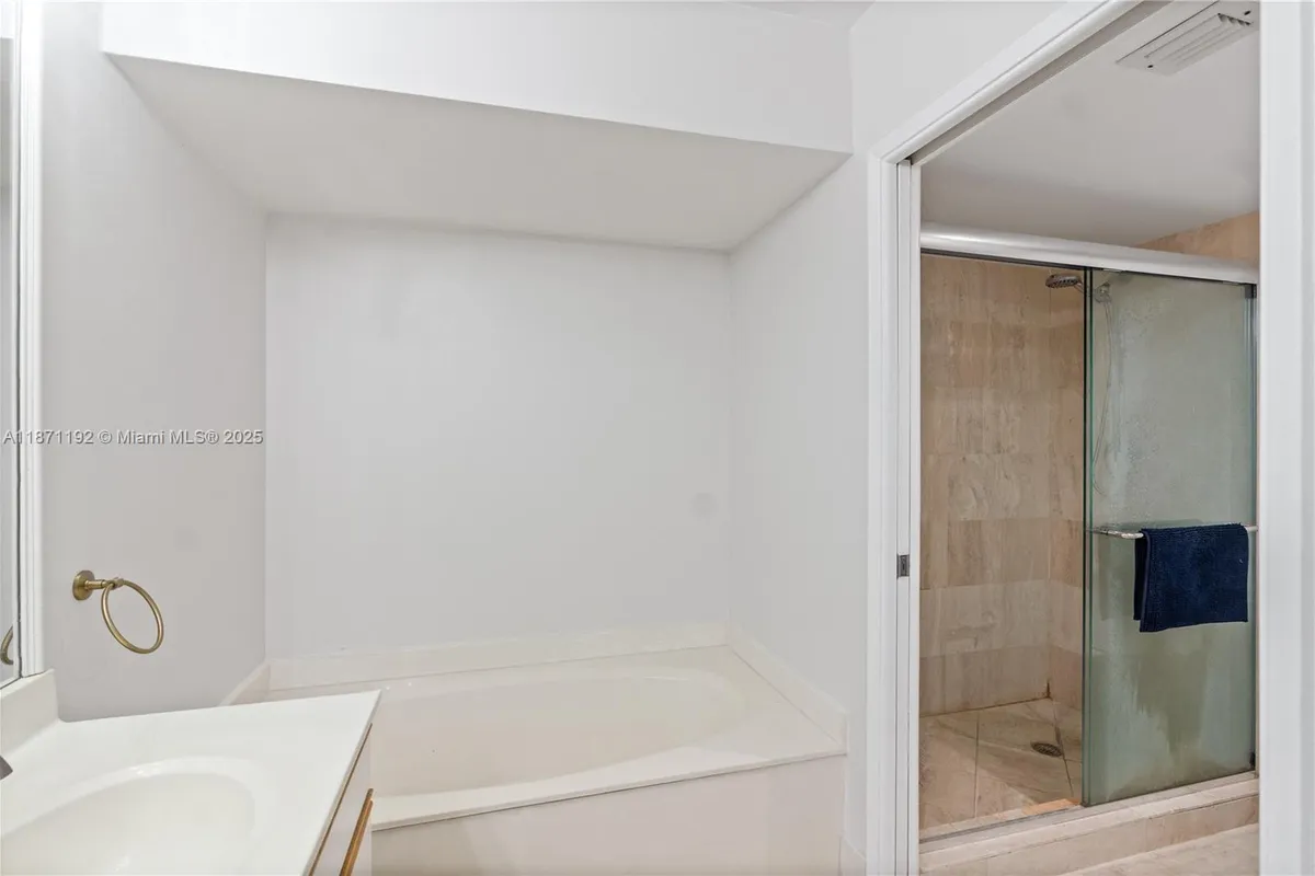 3600 Mystic Pointe Dr # 215, Aventura FL 33180