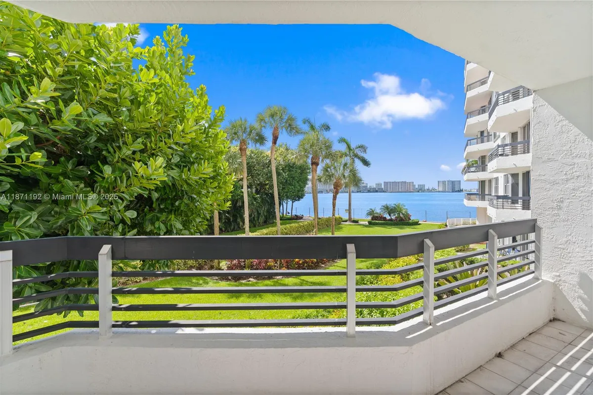 3600 Mystic Pointe Dr # 215, Aventura FL 33180