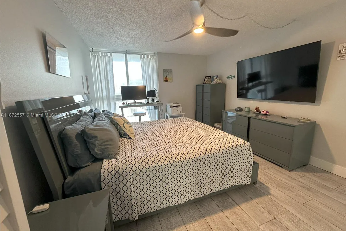 3200 Collins Ave # 3, Miami Beach FL 33140