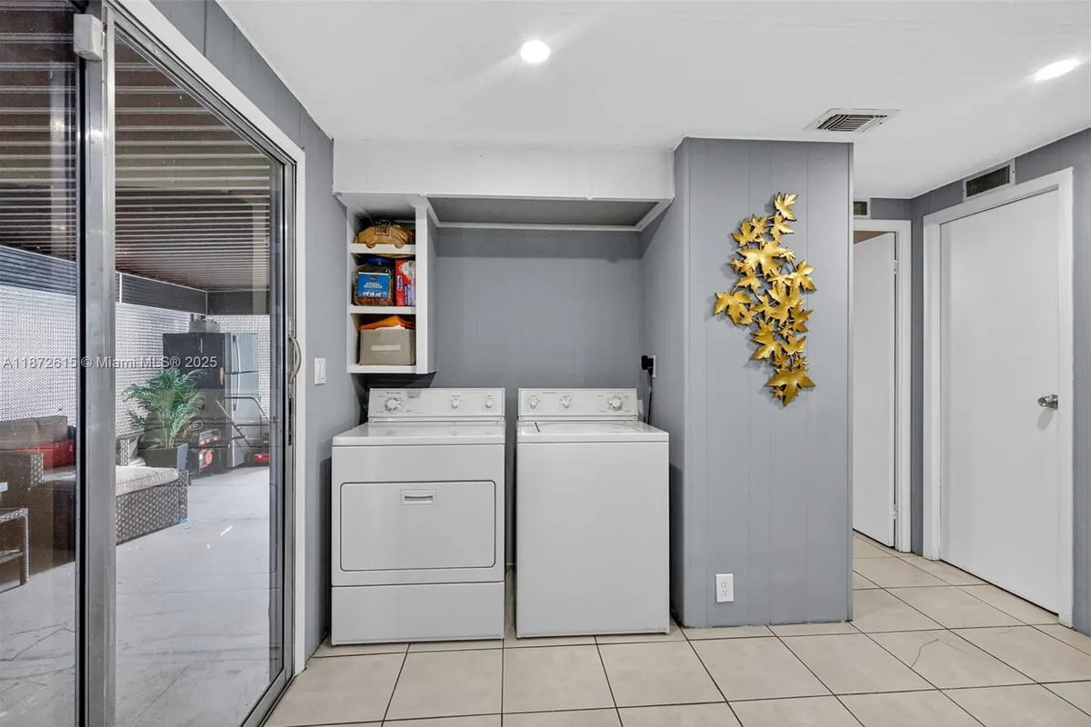 21831 S Heritage Cir, Pembroke Pines FL 33029