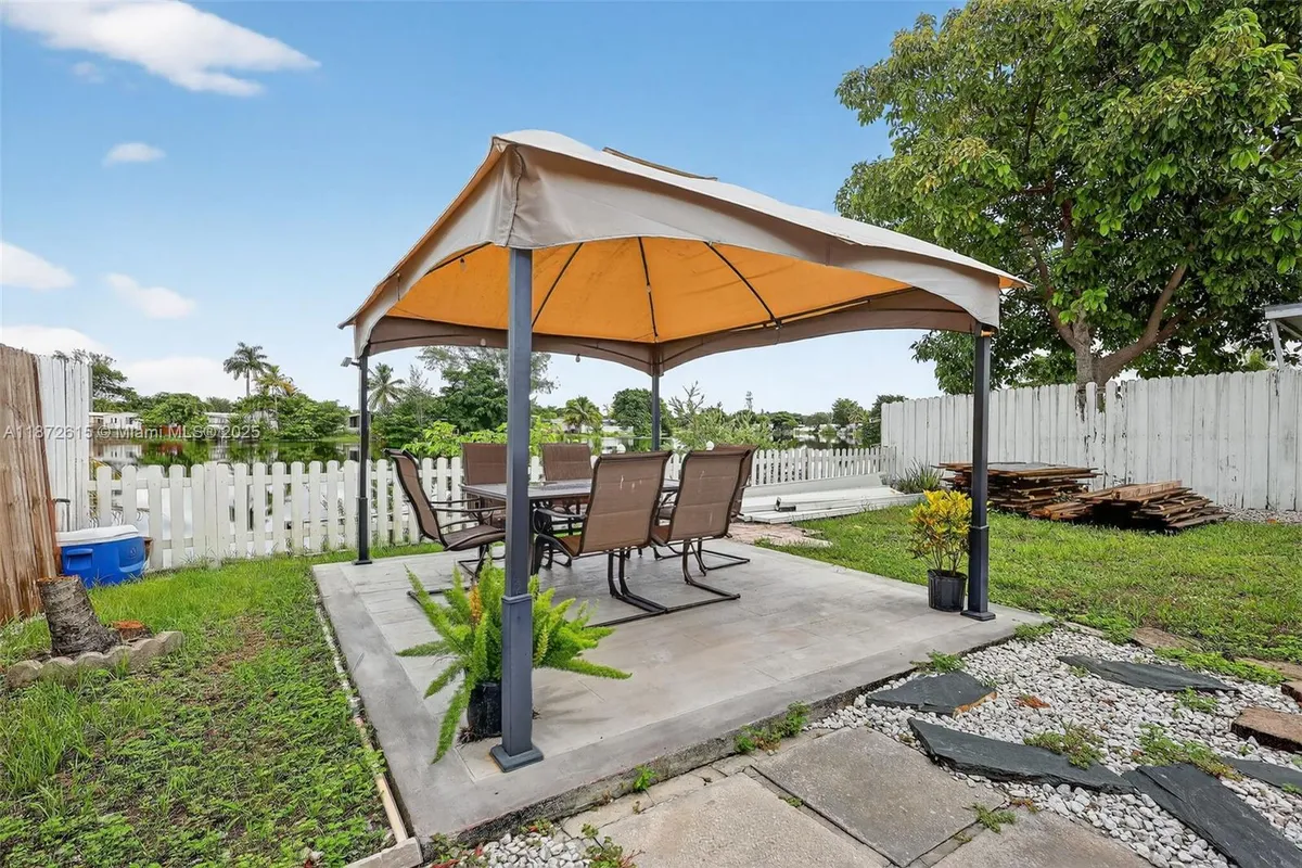 21831 S Heritage Cir, Pembroke Pines FL 33029