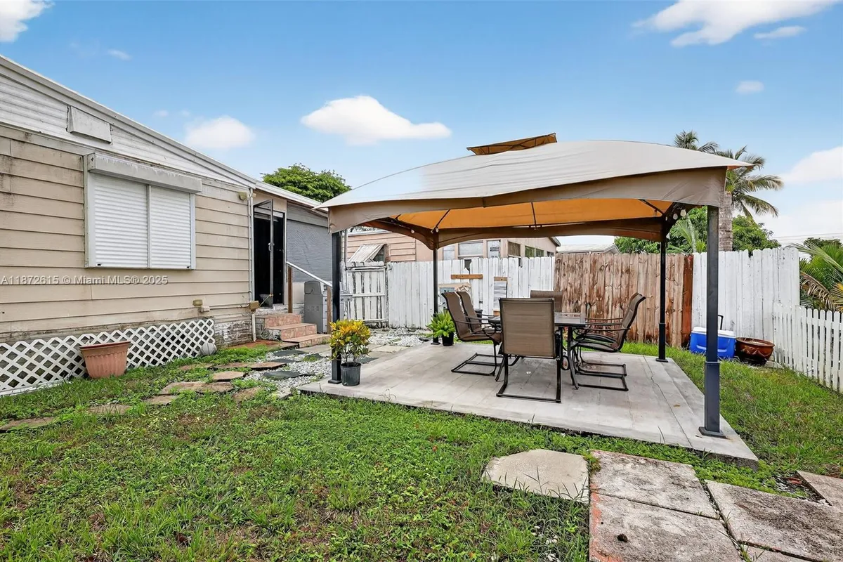 21831 S Heritage Cir, Pembroke Pines FL 33029