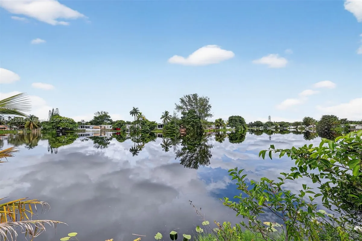 21831 S Heritage Cir, Pembroke Pines FL 33029