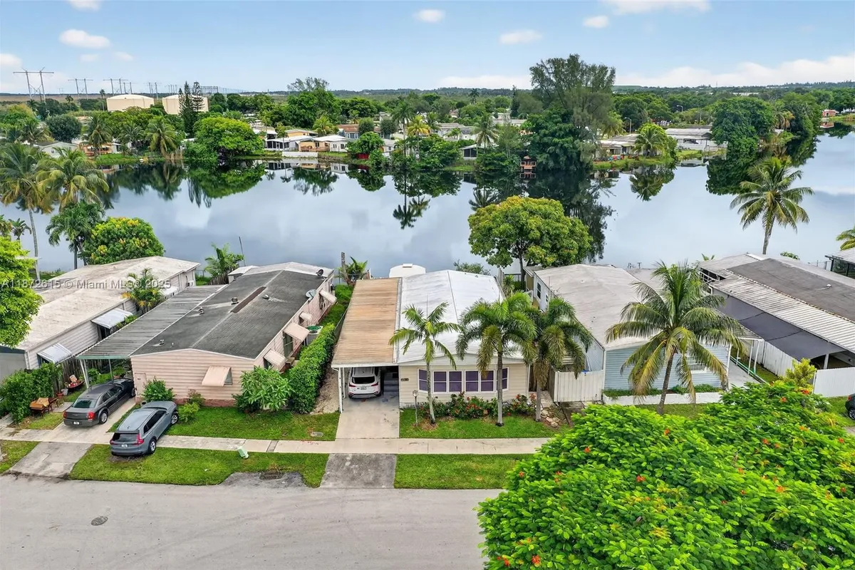 21831 S Heritage Cir, Pembroke Pines FL 33029