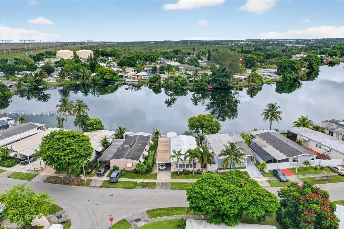 21831 S Heritage Cir, Pembroke Pines FL 33029