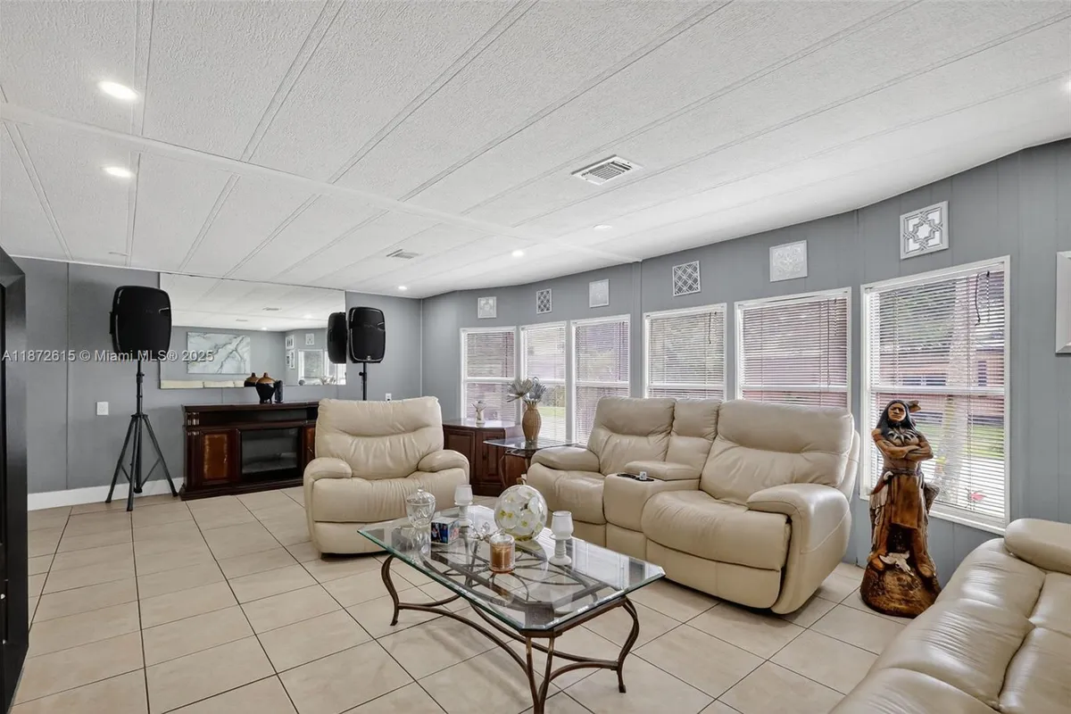 21831 S Heritage Cir, Pembroke Pines FL 33029