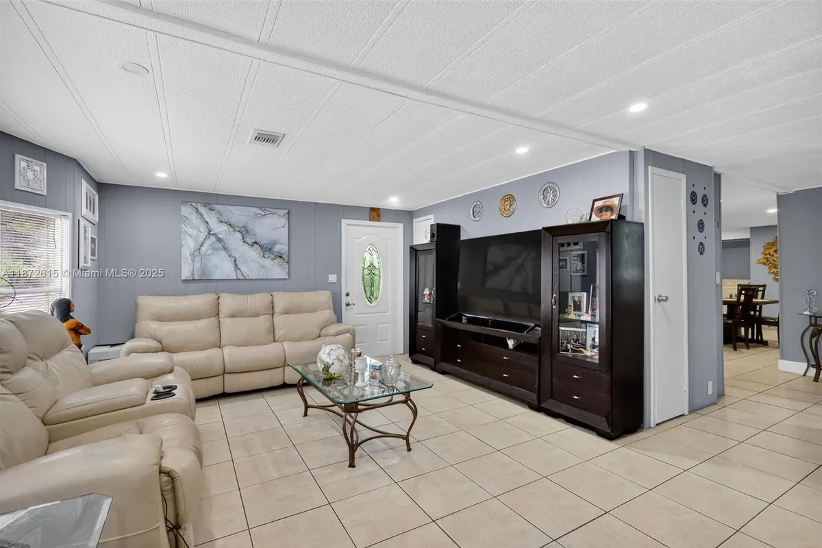 21831 S Heritage Cir, Pembroke Pines FL 33029