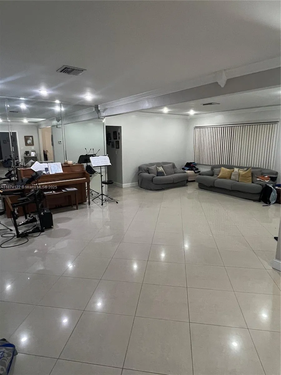 7521 SW 57th Ter, Miami FL 33143