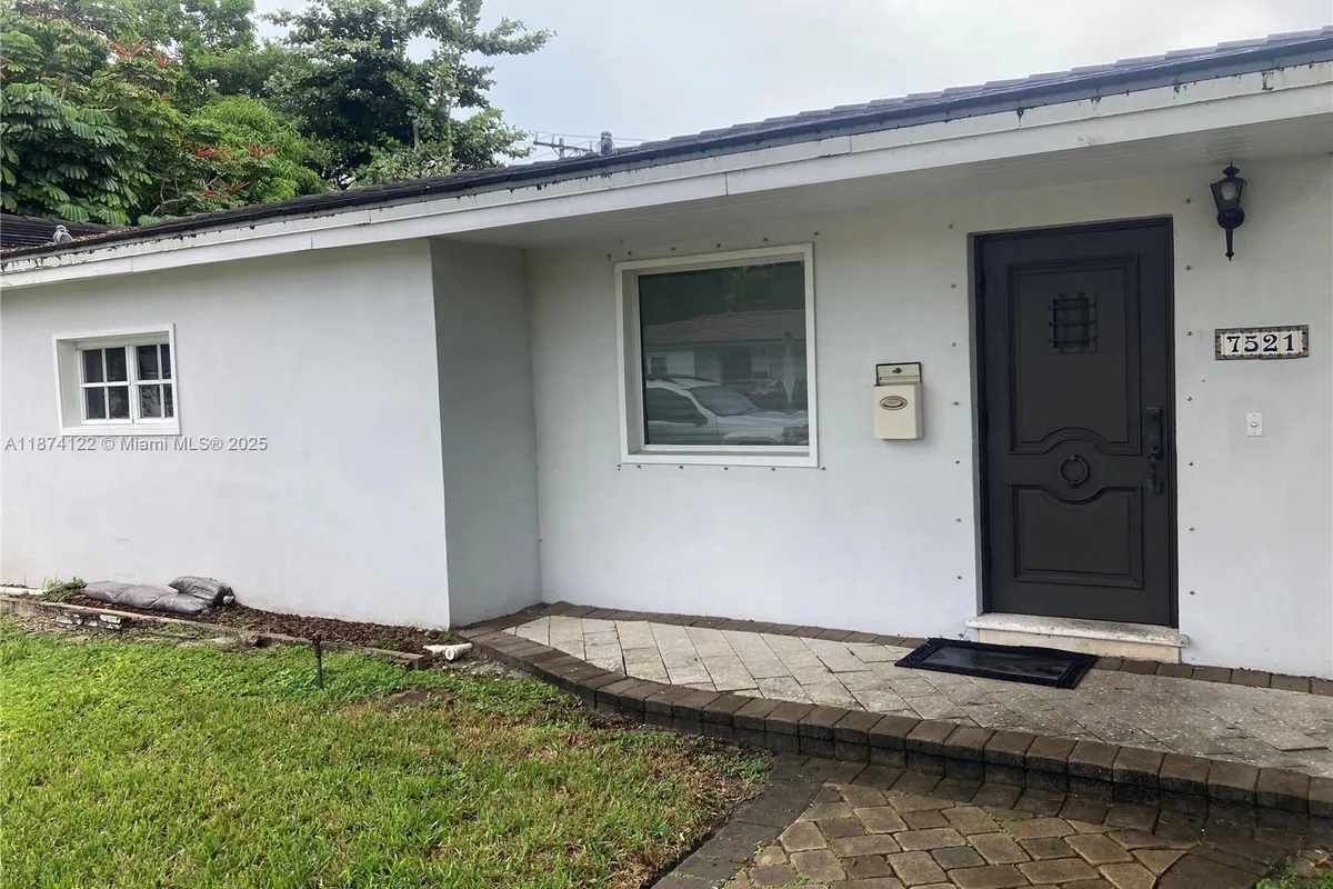7521 SW 57th Ter, Miami FL 33143