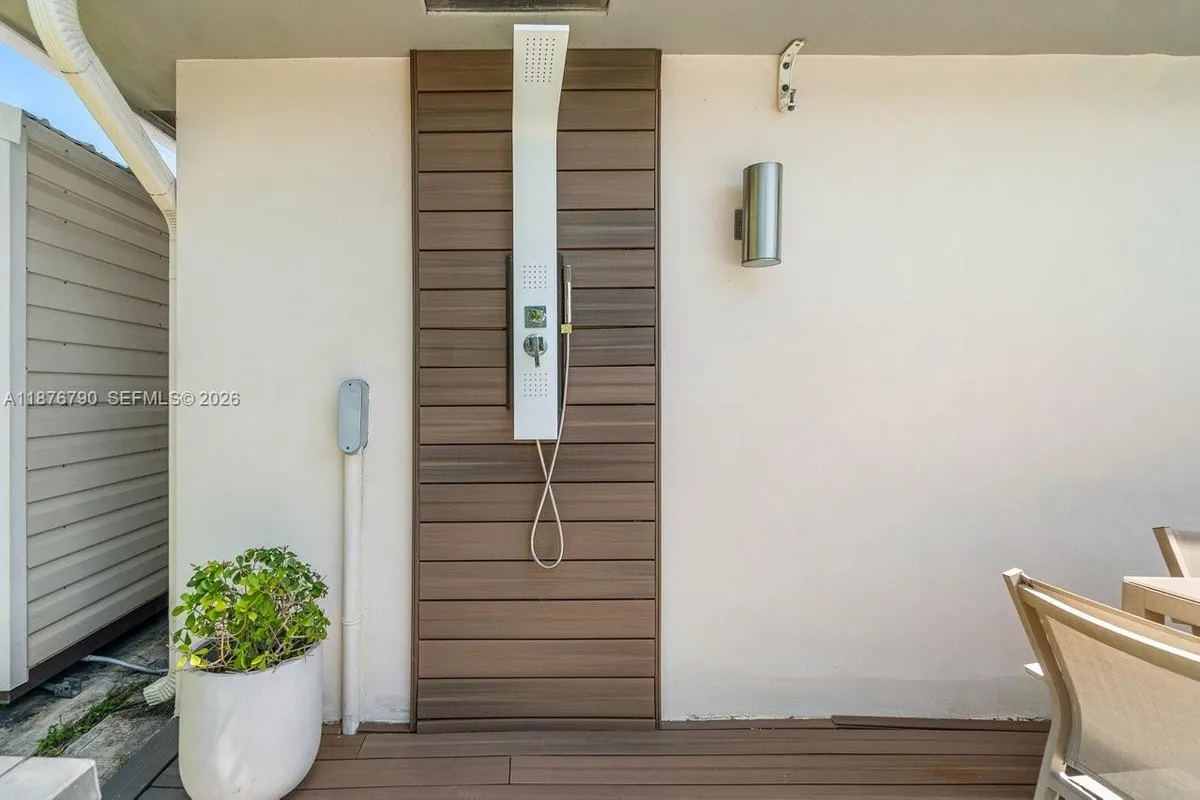 235 SE 6th St, Dania Beach FL 33004