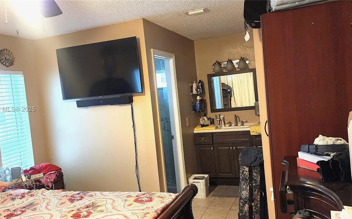 7707 SW 8th St, North Lauderdale FL 33068