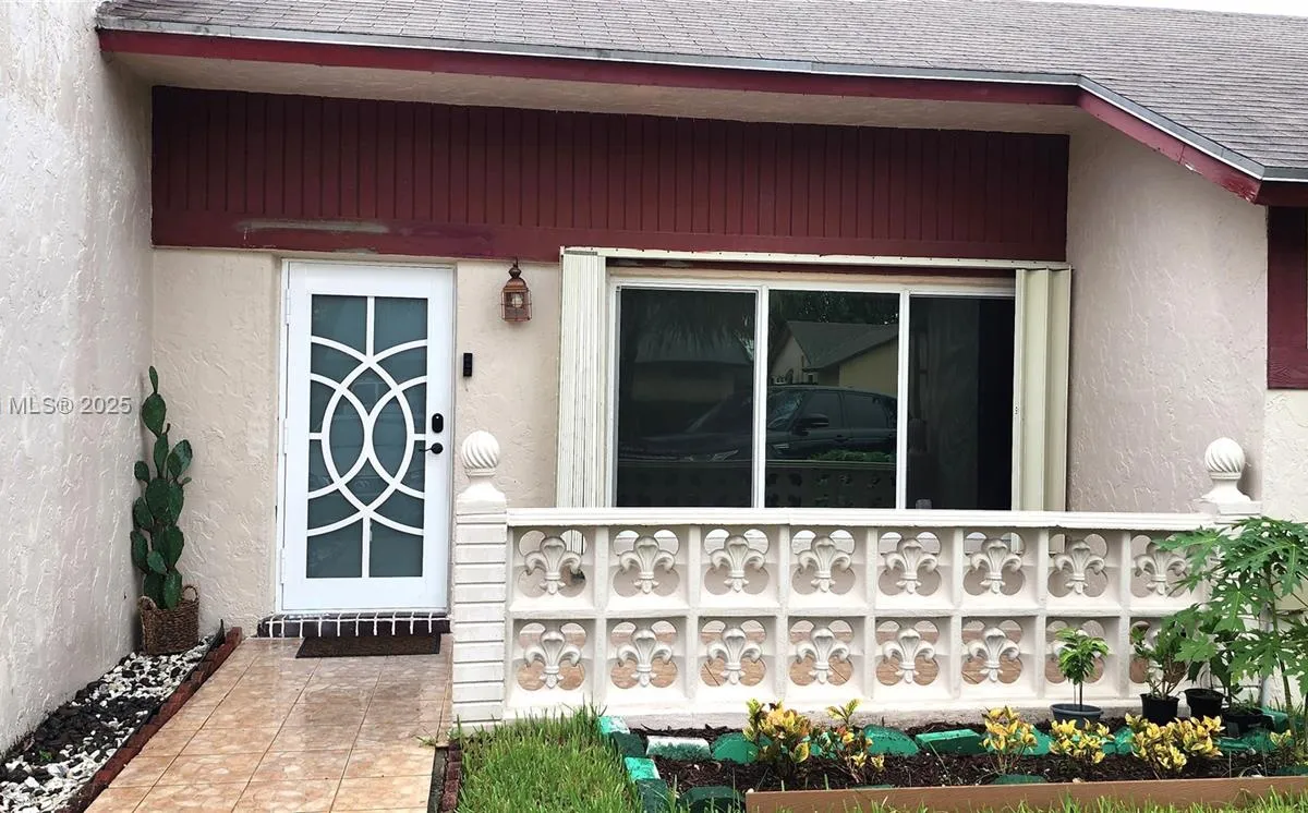 7707 SW 8th St, North Lauderdale FL 33068