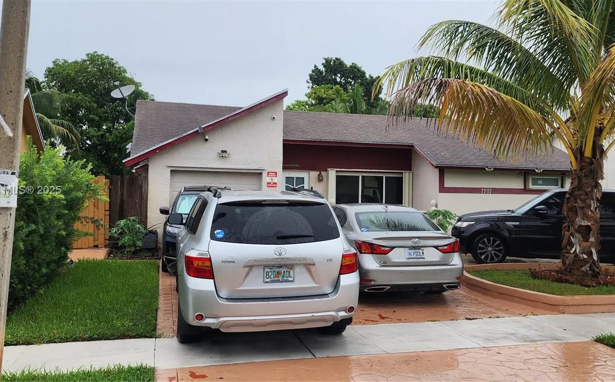 7707 SW 8th St, North Lauderdale FL 33068