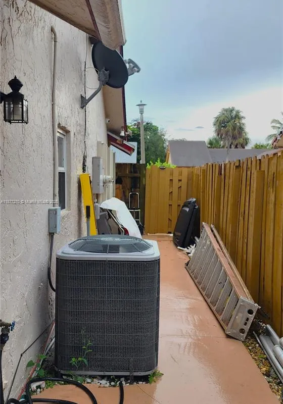 7707 SW 8th St, North Lauderdale FL 33068