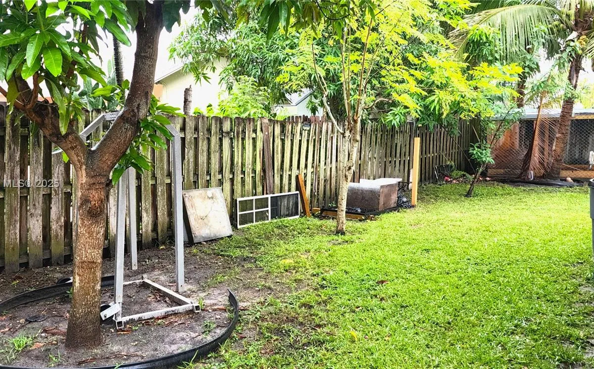 7707 SW 8th St, North Lauderdale FL 33068