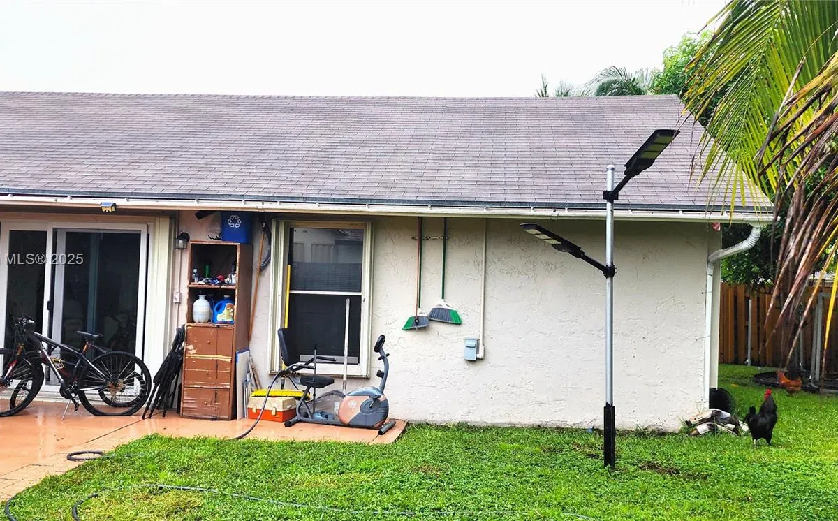 7707 SW 8th St, North Lauderdale FL 33068