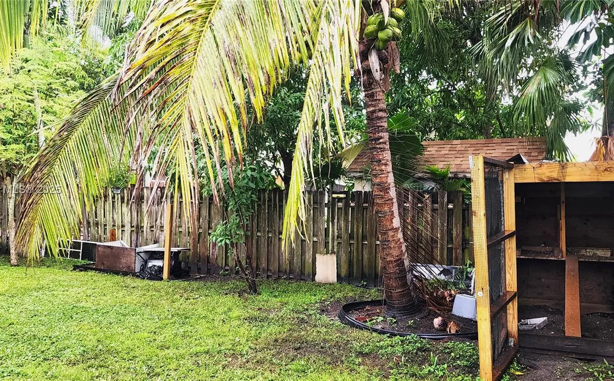 7707 SW 8th St, North Lauderdale FL 33068