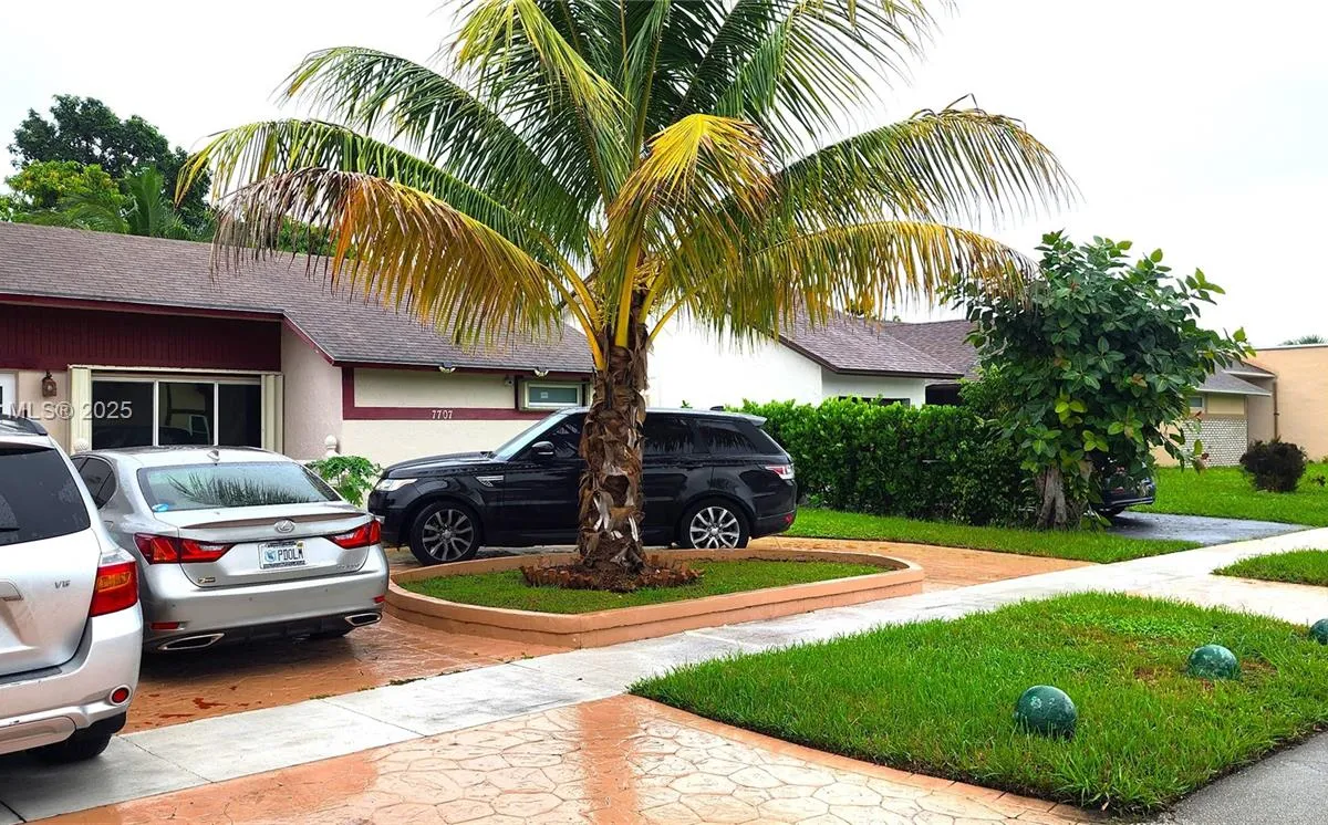 7707 SW 8th St, North Lauderdale FL 33068