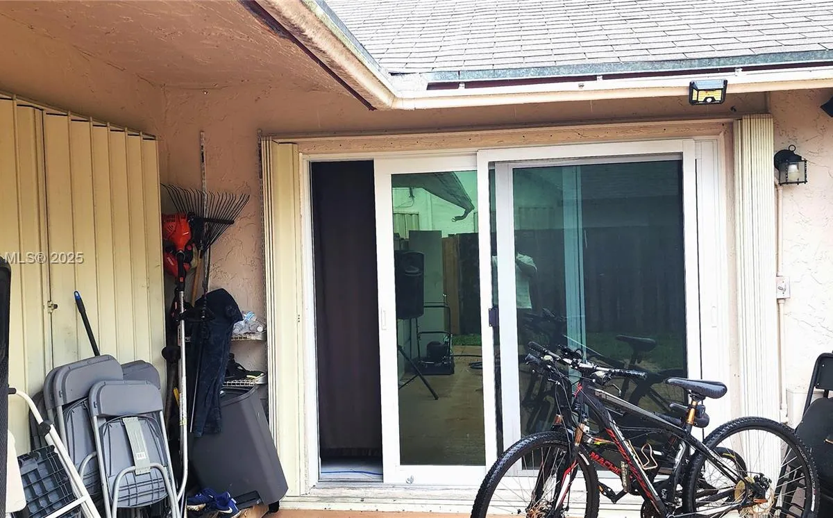 7707 SW 8th St, North Lauderdale FL 33068