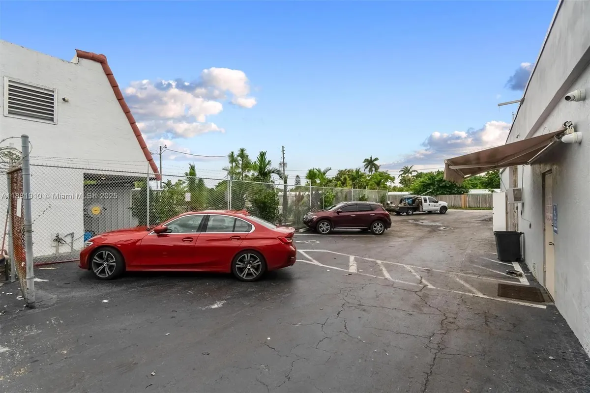 2111 John P Lyons Ln, Pembroke Park FL 33021