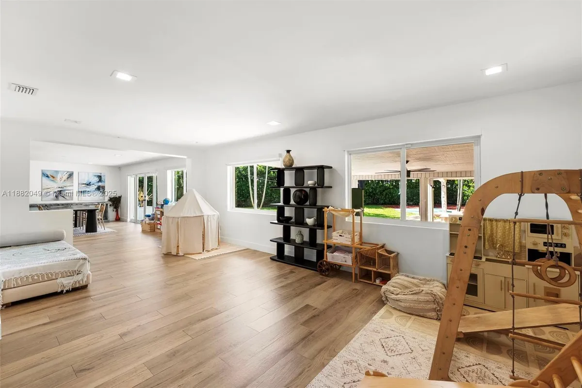 21000 NE 18th Ct, Miami FL 33179