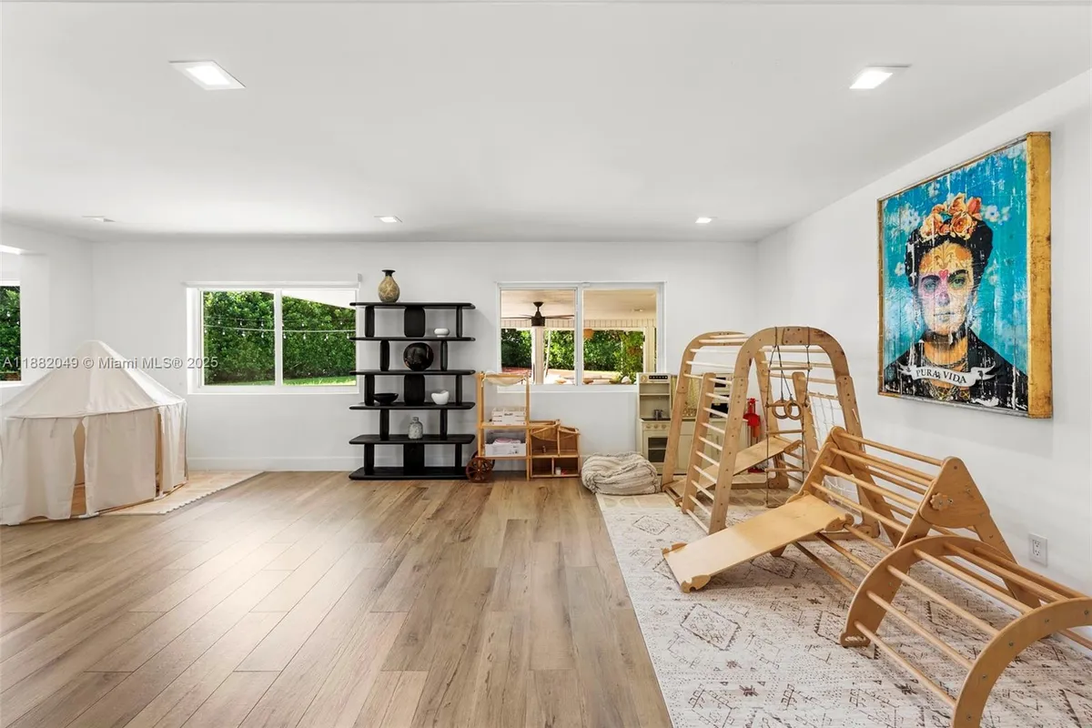 21000 NE 18th Ct, Miami FL 33179