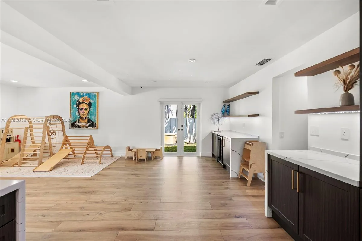 21000 NE 18th Ct, Miami FL 33179