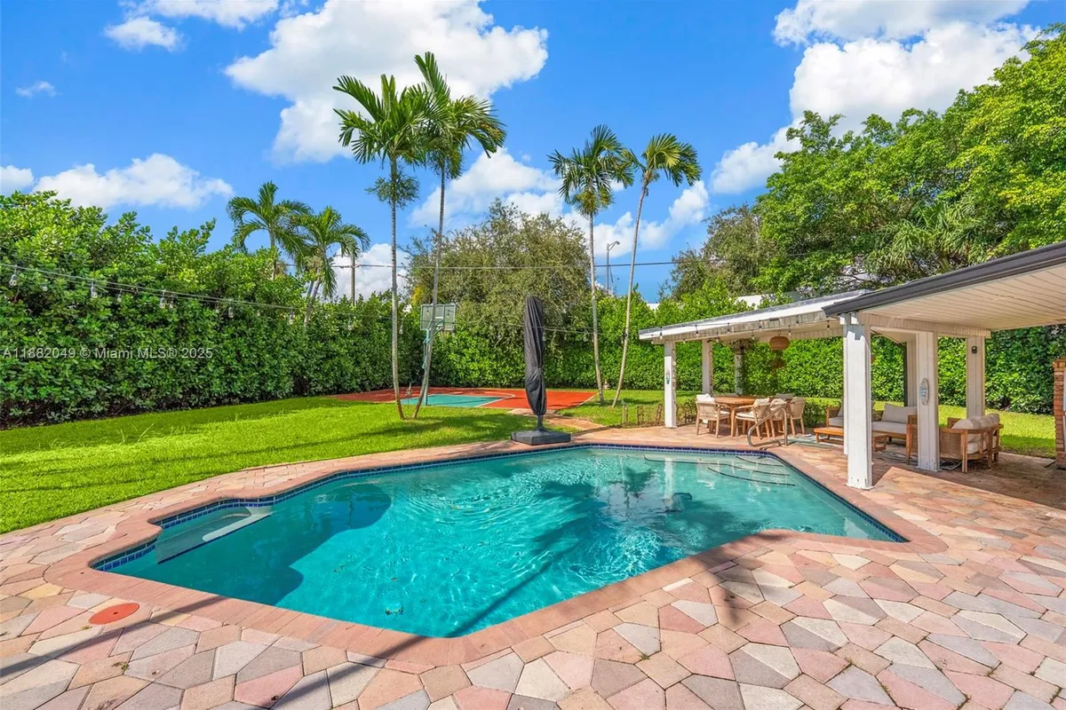 21000 NE 18th Ct, Miami FL 33179