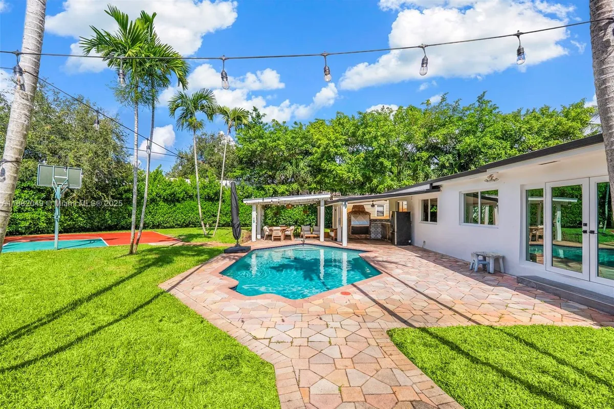 21000 NE 18th Ct, Miami FL 33179