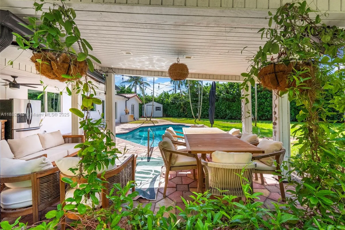 21000 NE 18th Ct, Miami FL 33179