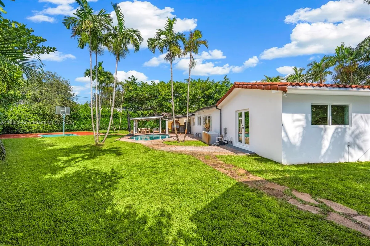 21000 NE 18th Ct, Miami FL 33179