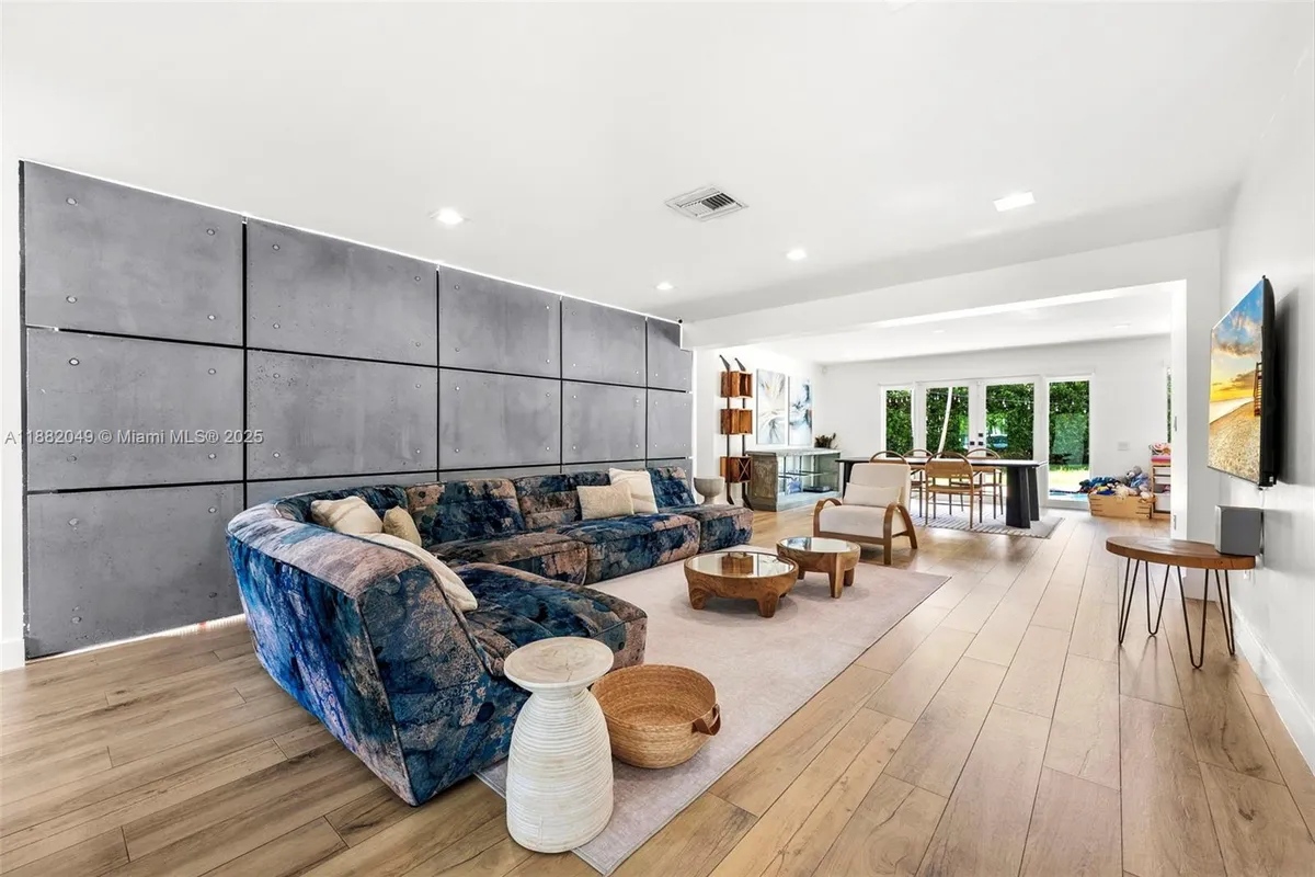 21000 NE 18th Ct, Miami FL 33179