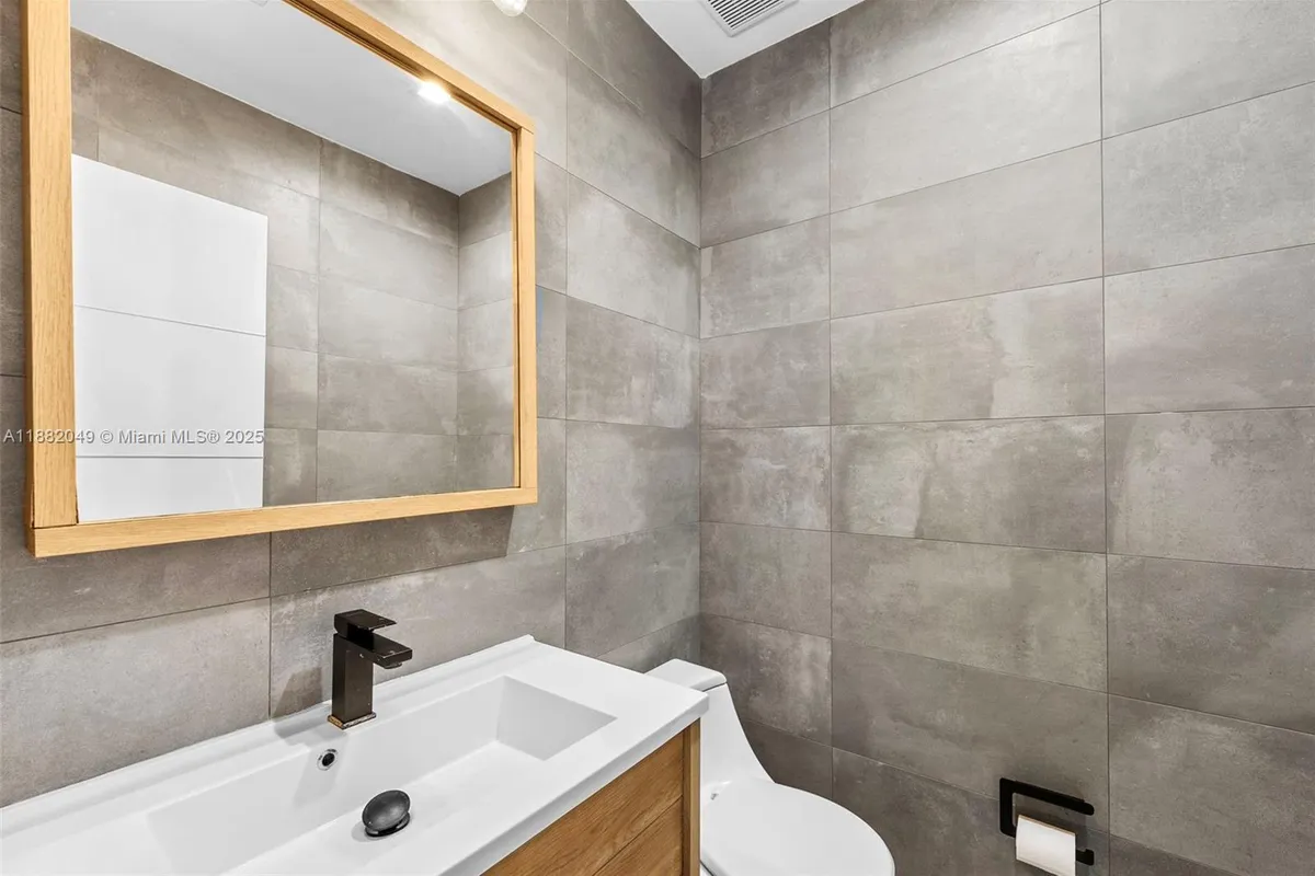 21000 NE 18th Ct, Miami FL 33179