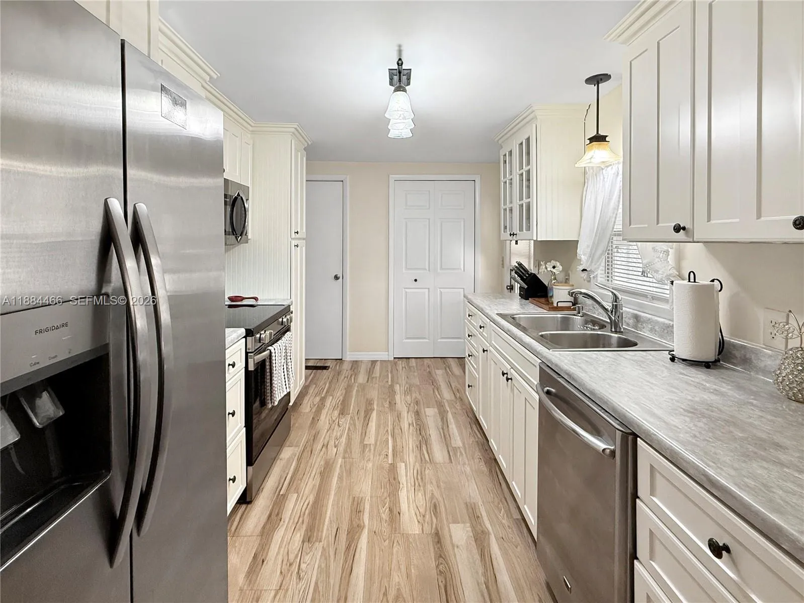 5720 Lakeshore Dr, Dania Beach FL 33312