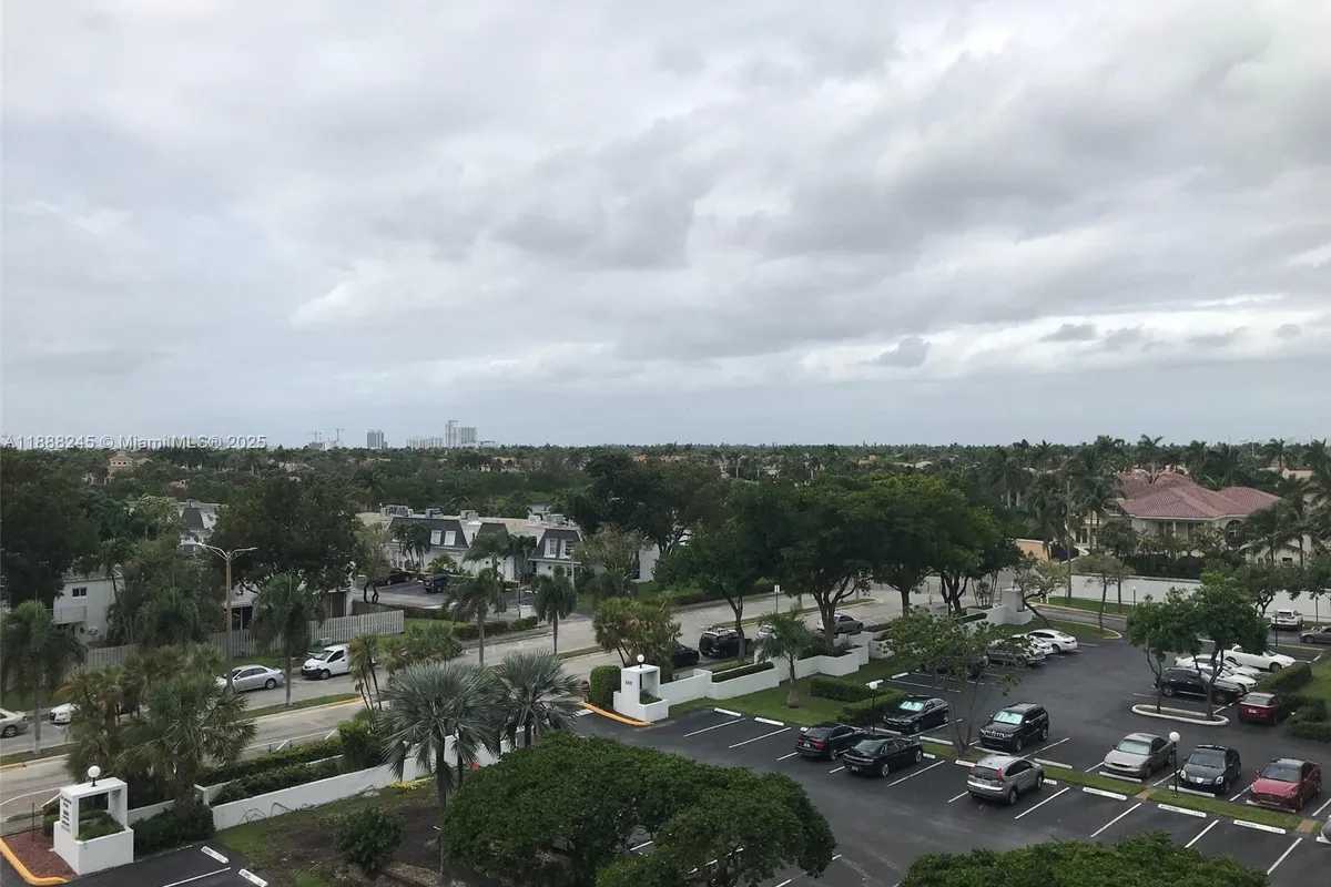 1000 Parkview Dr # 627, Hallandale Beach FL 33009