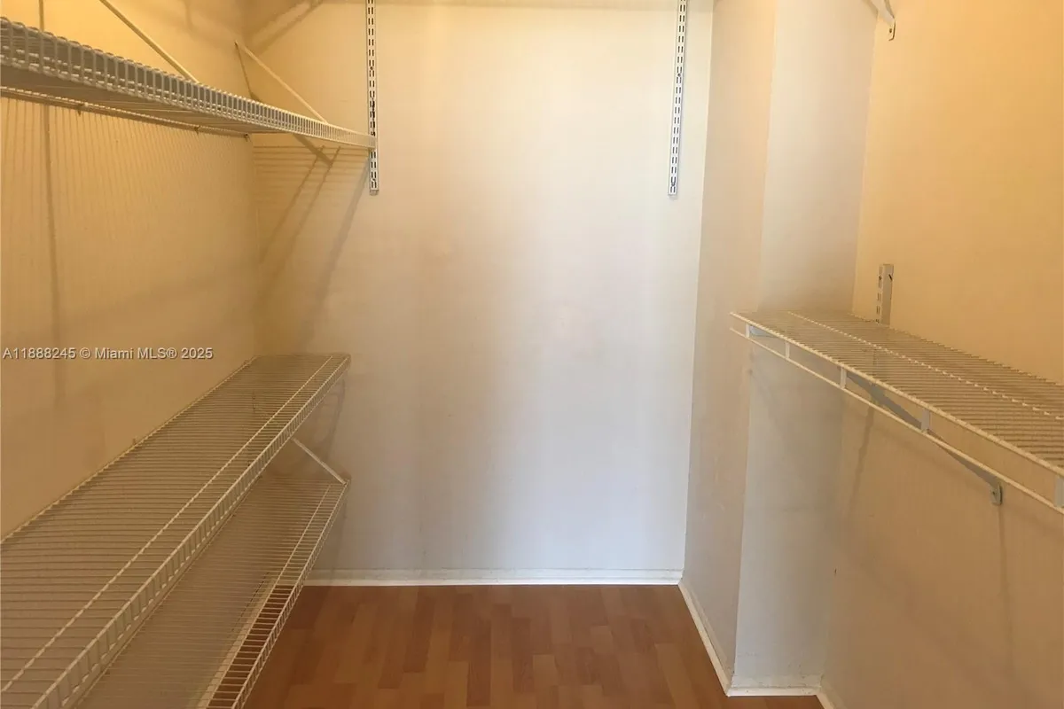 1000 Parkview Dr # 627, Hallandale Beach FL 33009