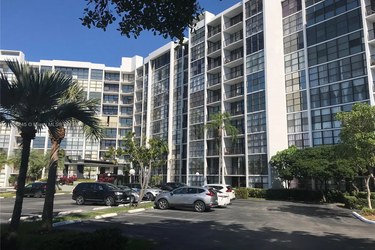 1000 Parkview Dr # 627, Hallandale Beach FL 33009