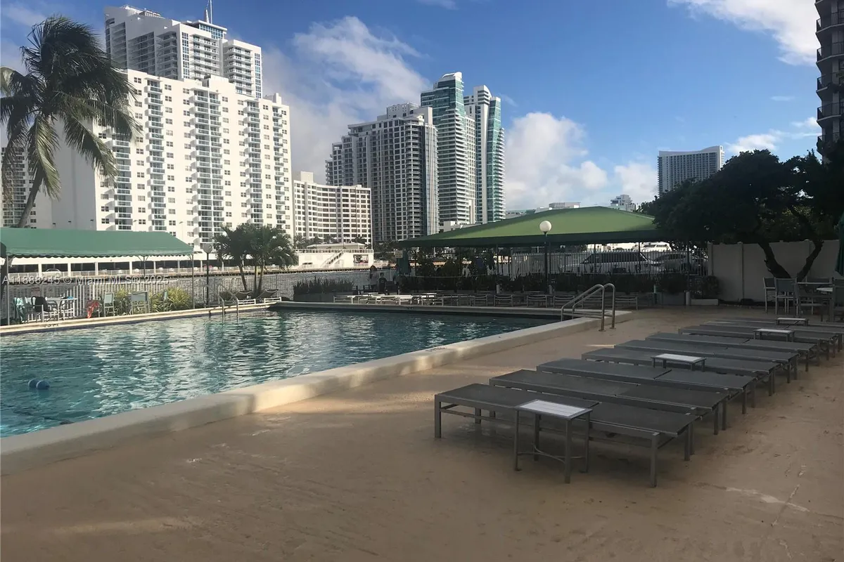 1000 Parkview Dr # 627, Hallandale Beach FL 33009