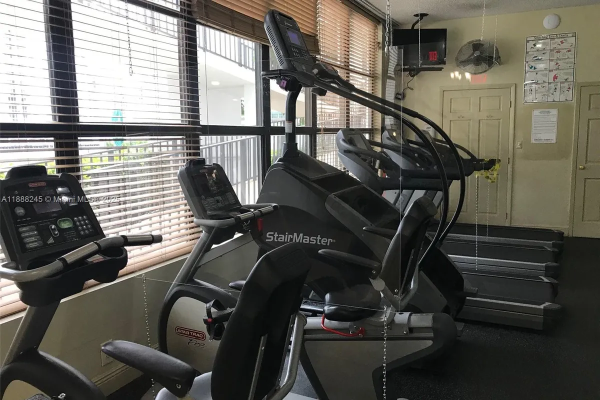 1000 Parkview Dr # 627, Hallandale Beach FL 33009