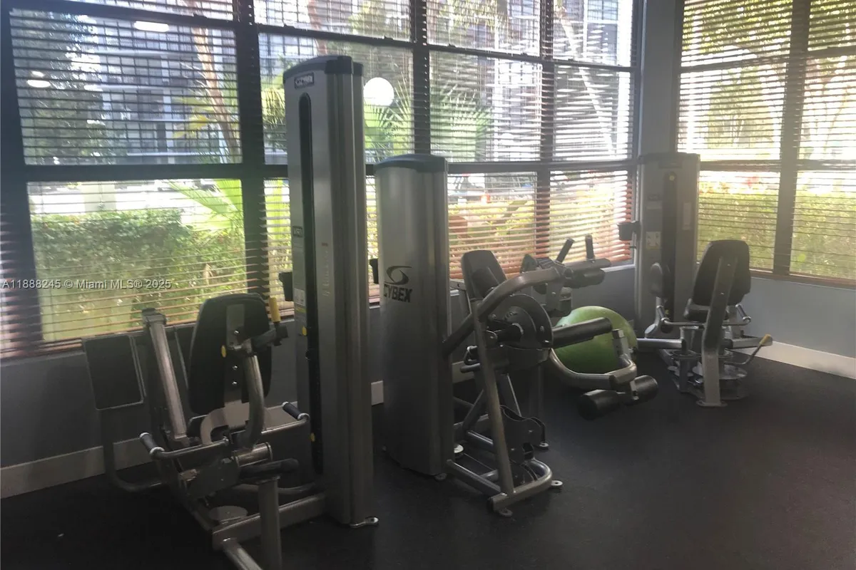 1000 Parkview Dr # 627, Hallandale Beach FL 33009