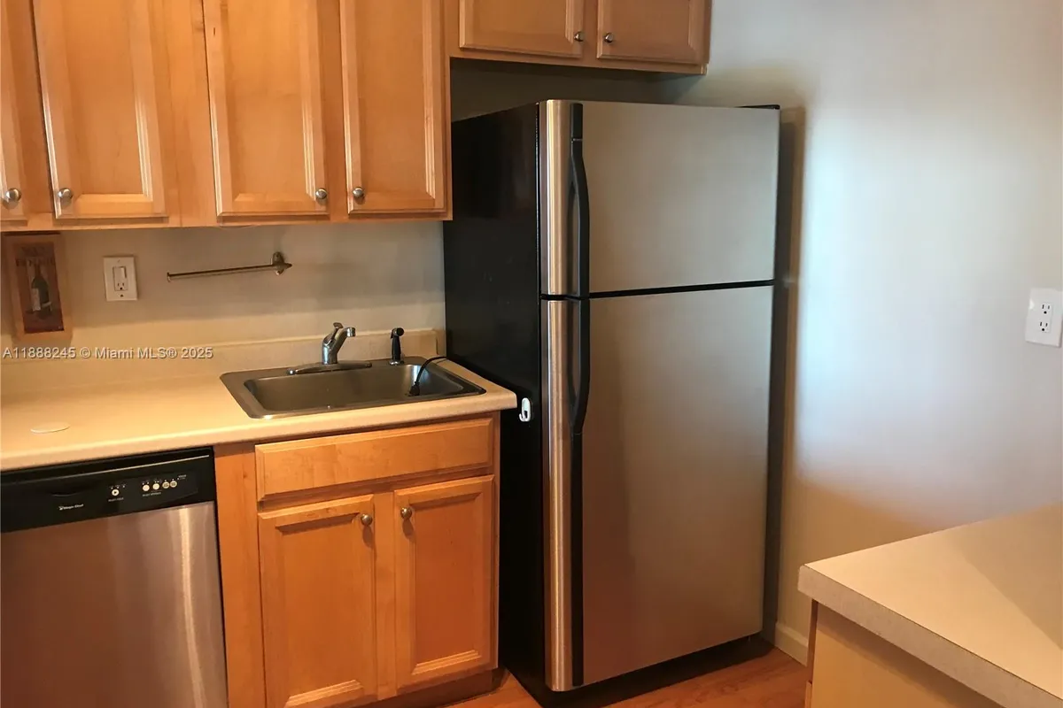 1000 Parkview Dr # 627, Hallandale Beach FL 33009