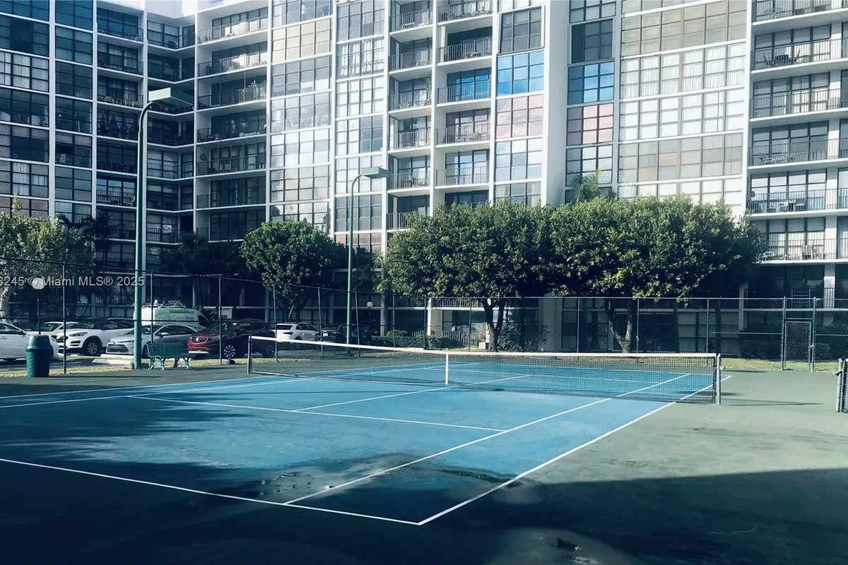 1000 Parkview Dr # 627, Hallandale Beach FL 33009