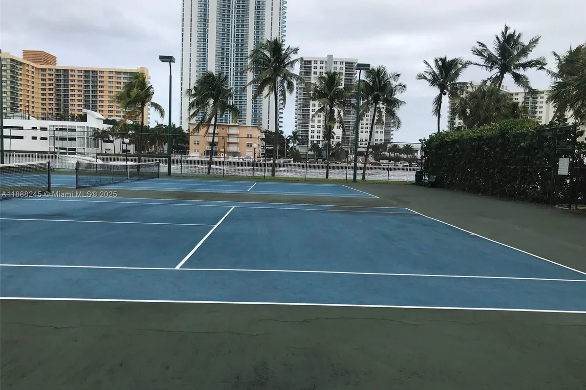 1000 Parkview Dr # 627, Hallandale Beach FL 33009