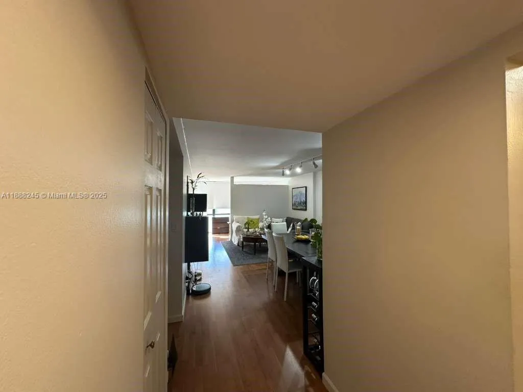 1000 Parkview Dr # 627, Hallandale Beach FL 33009